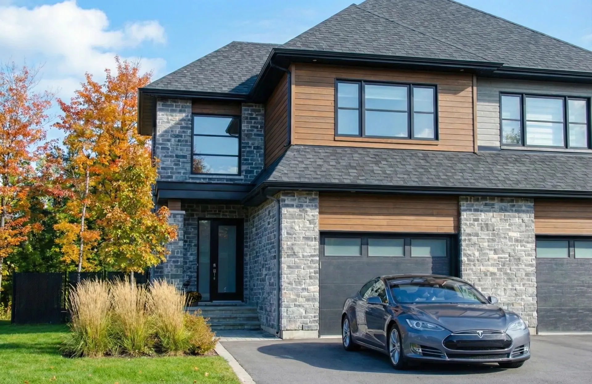 Maison résidentielle avec véhicule électrique dans l'entrée
