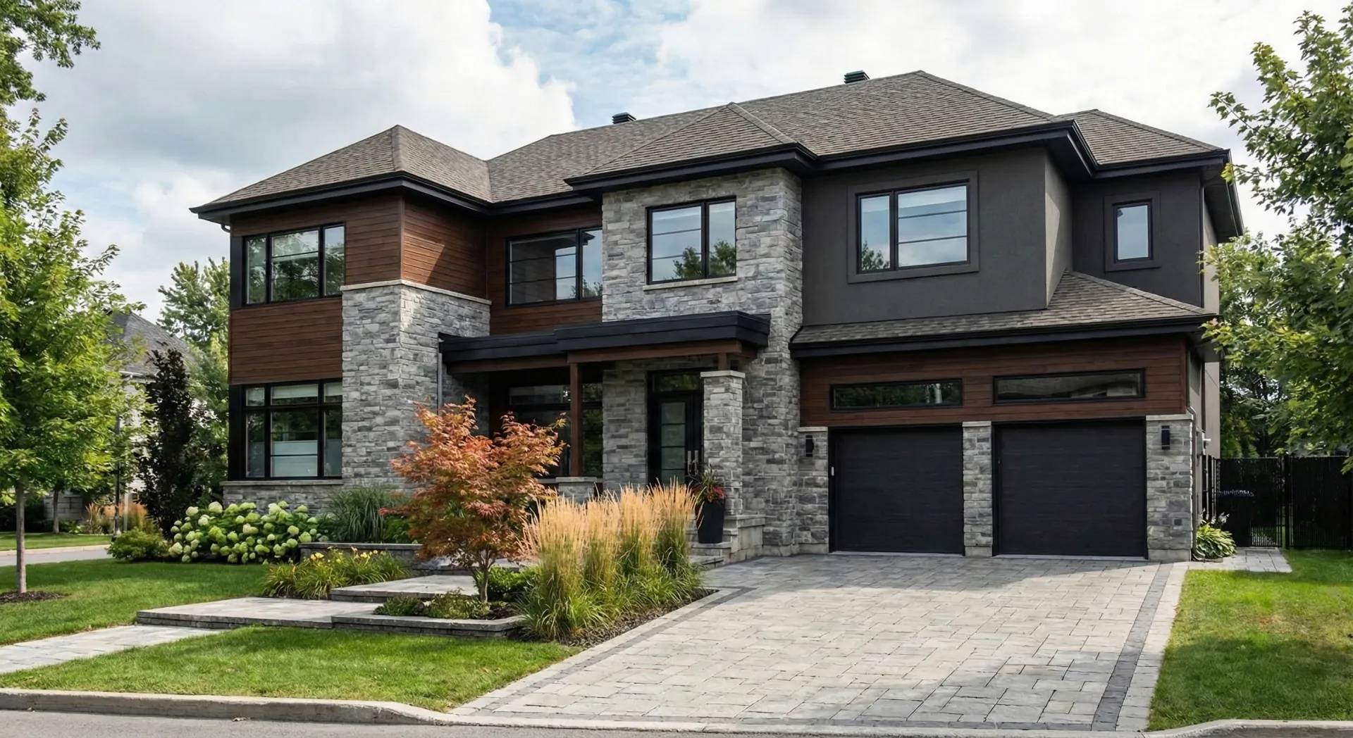 Maison résidentielle moderne des Laurentides desservie par un panneau Siemens